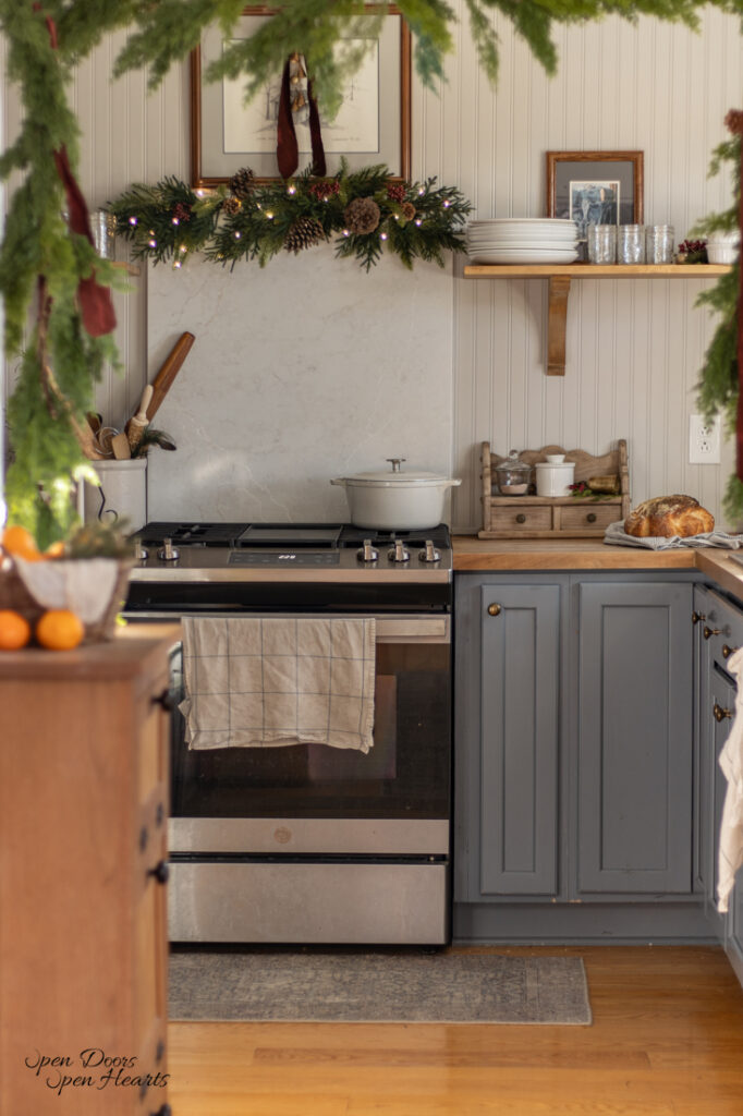 Thrifty and Simple Christmas Kitchen Ideas with Cottage Style - Open ...